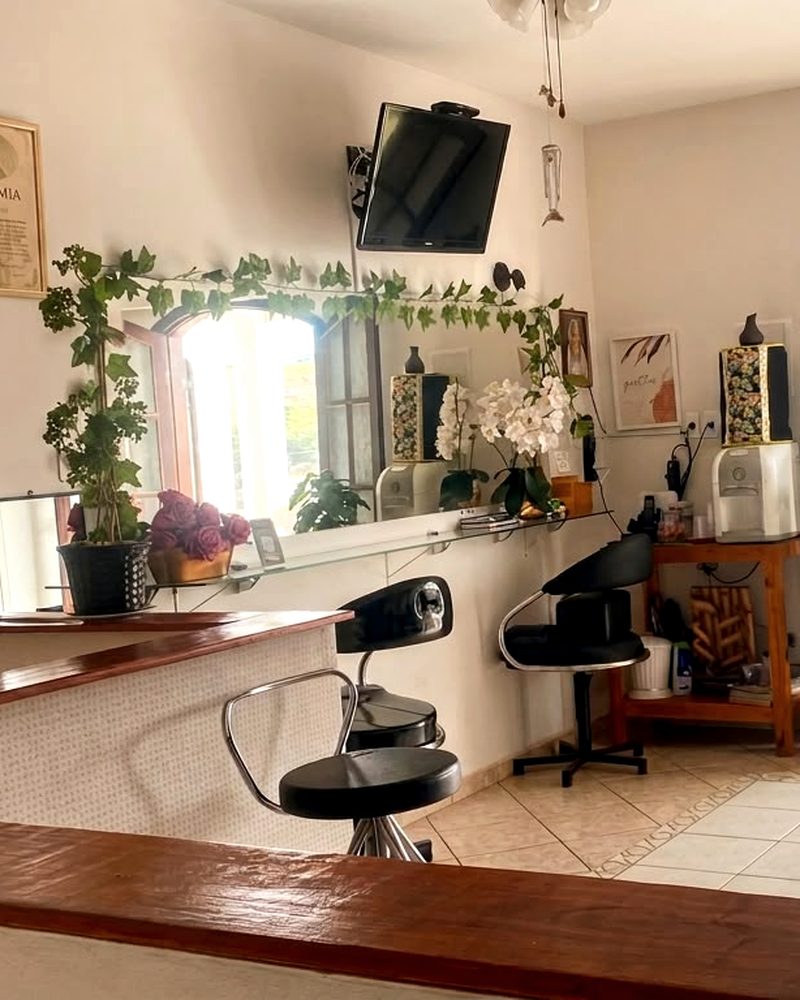 Ambiente do salão Marli Cabeleireira em Pouso Alegre, com espelho, bancada e cadeiras de atendimento