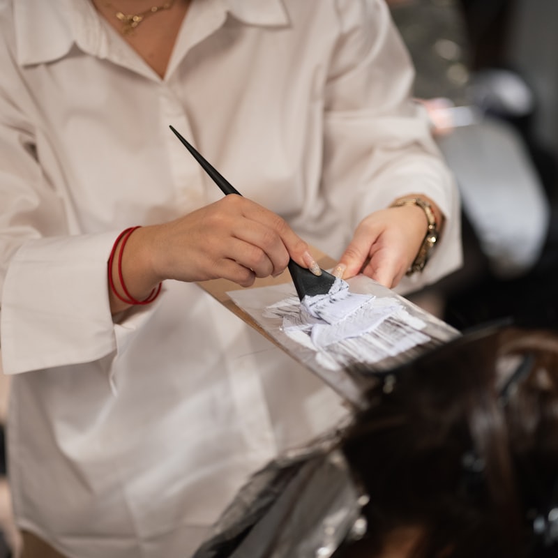 Aplicação de coloração no cabelo com pincel profissional