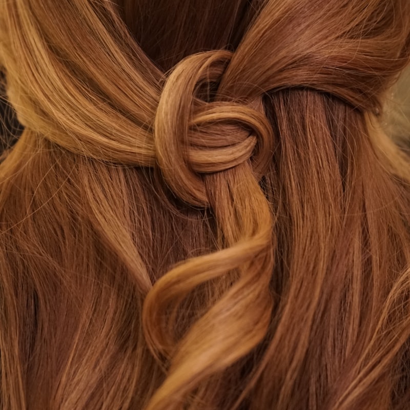 Cabelo ruivo penteado e finalizado com brilho