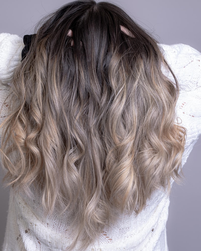 Cabelo com mechas iluminadas em tom loiro acinzentado