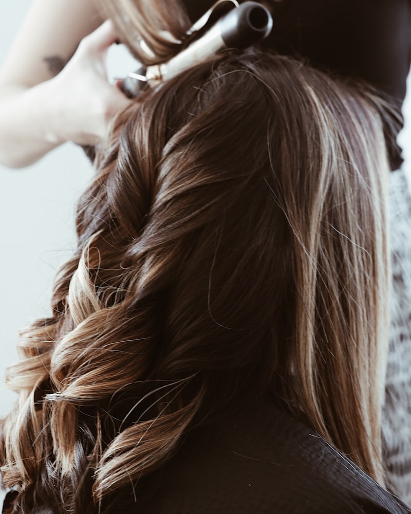 Modelagem de ondas no cabelo com modelador profissional