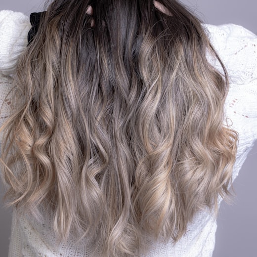 Detalhe de cabelo com mechas iluminadas feito no salão